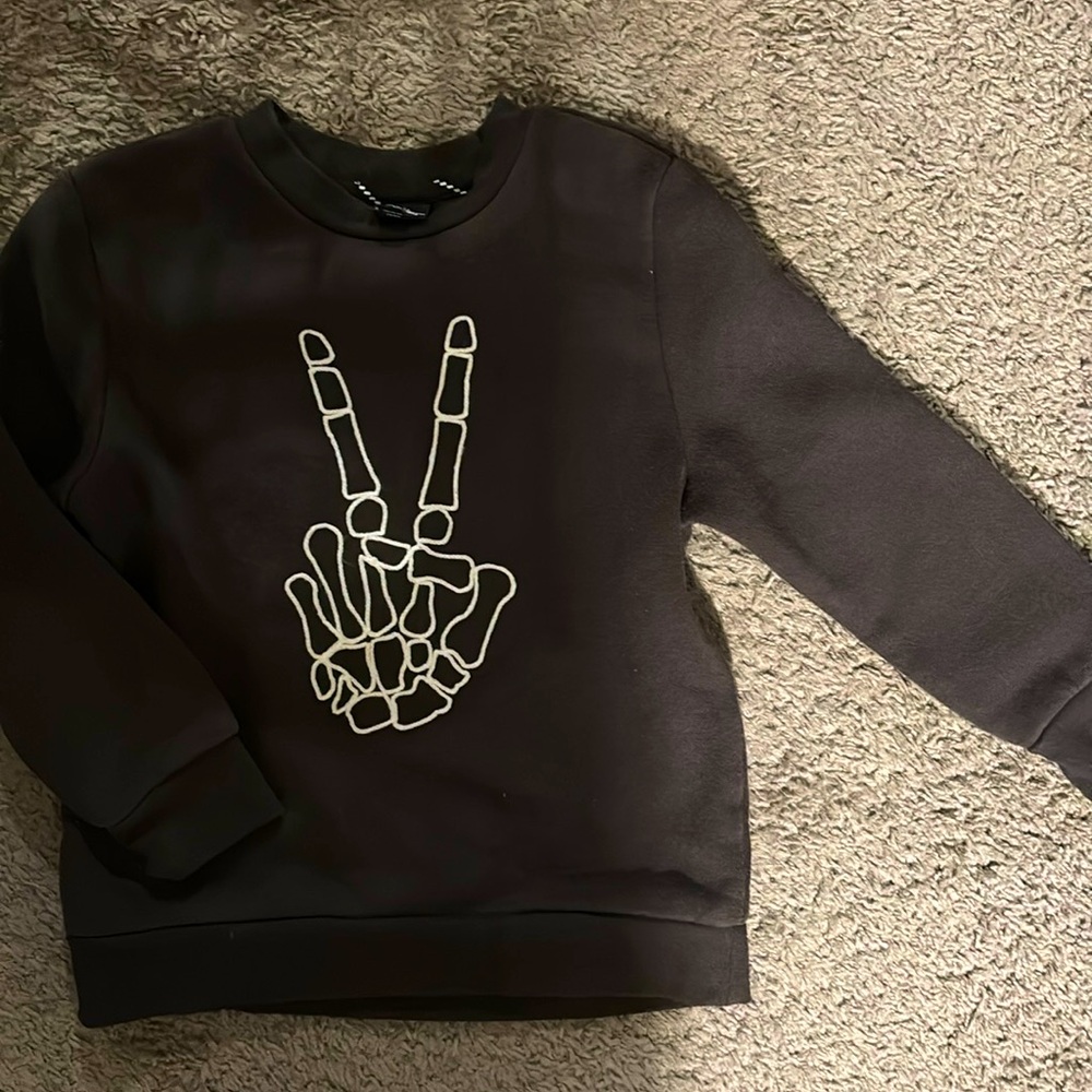 ✌🏻skully crewneck